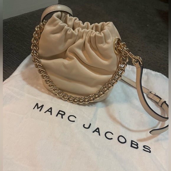 SOLD! ❌ NWOT! MARC JACOBS MARSHMALLOW CROSSBODY BAG W/GOLD STRAP - Picture 4 of 4